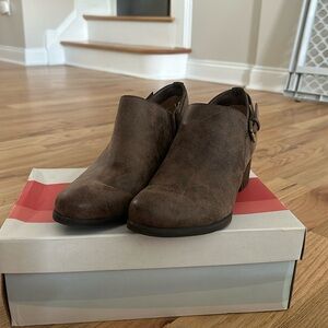 Size 9 1/2 W tan naturalizer soul shooties